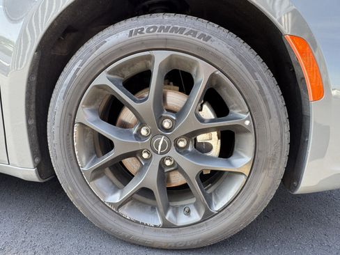 Used 2025 Chrysler Pacifica Limited FWD image 14