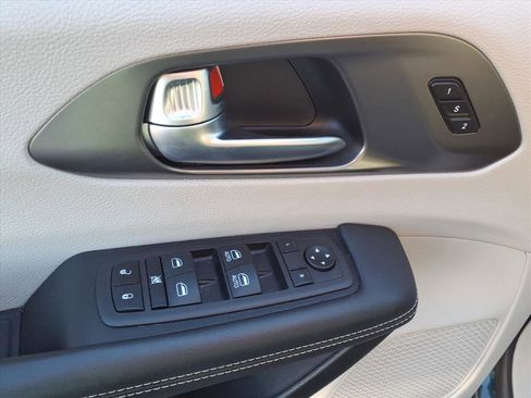 Used 2023 Chrysler Pacifica Touring-L image 11