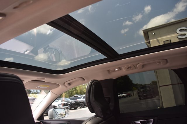 Used 2023 Volvo XC60 B5 Ultimate w/ Climate Package FWD image 19