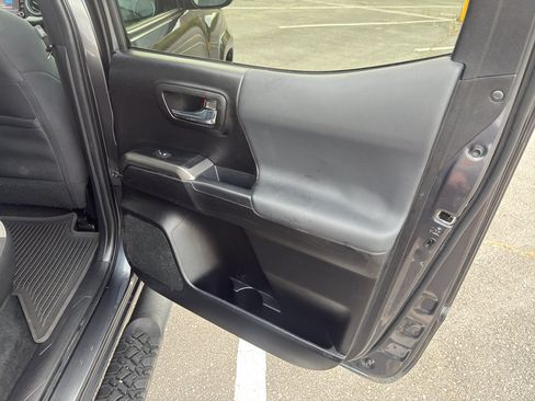 Used 2022 Toyota Tacoma TRD Sport w/ Technology Package RWD image 18