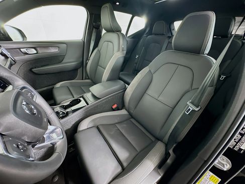 Used 2023 Volvo XC40 Recharge Plus image 13