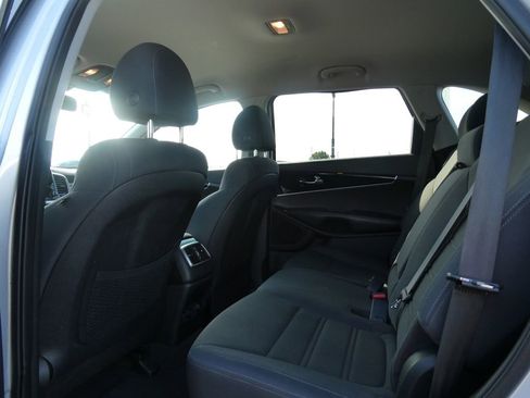 Used 2019 Kia Sorento FWD V6 image 17