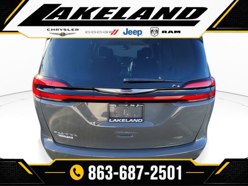 Used 2021 Chrysler Pacifica Touring-L w/ Uconnect Theater Family Group FWD image 5