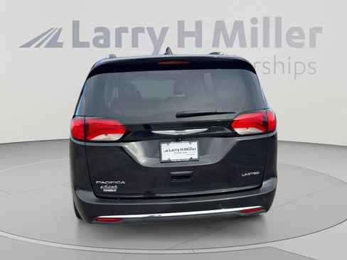 Used 2020 Chrysler Pacifica Limited w/ Tire & Wheel Group FWD image 4