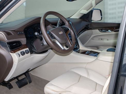 Used 2016 Cadillac Escalade Luxury image 10