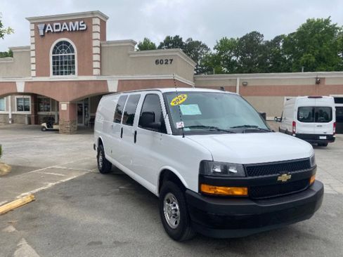 Used 2022 Chevrolet Express 3500 Extended w/ Driver Convenience Package image 7