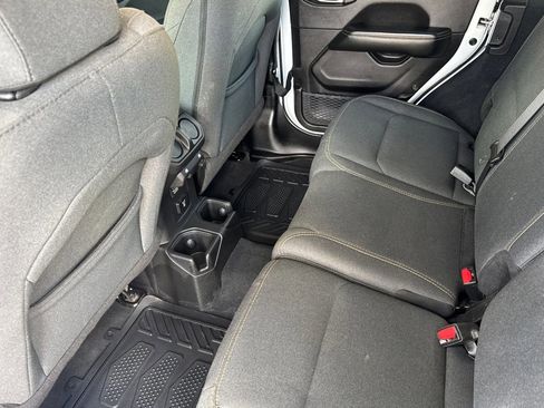 Used 2025 Jeep Wrangler Sahara image 13