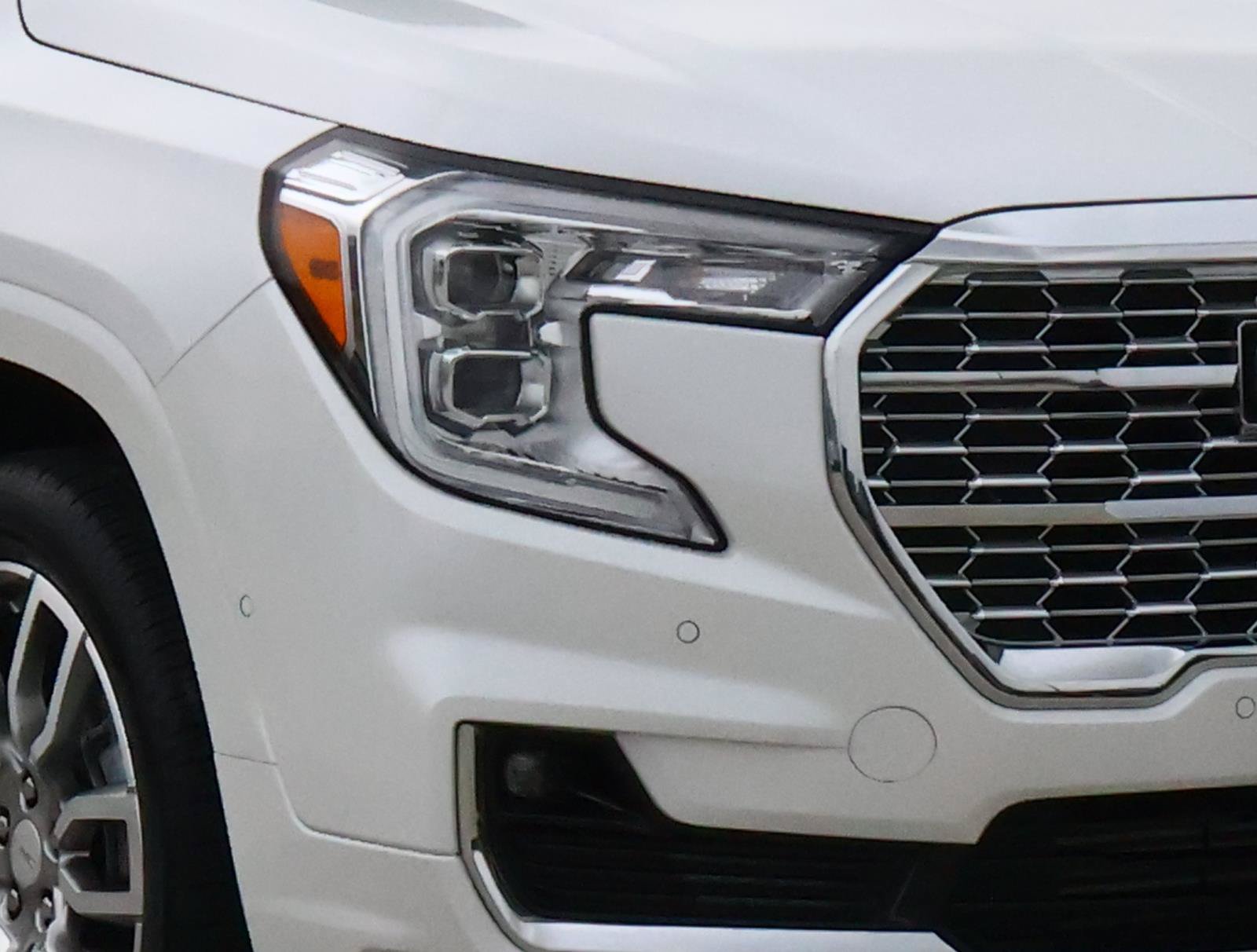 Used 2024 GMC Terrain Denali w/ Denali Premium Package AWD/4WD image 7