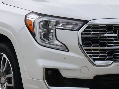 Used 2024 GMC Terrain Denali w/ Denali Premium Package AWD/4WD image 7