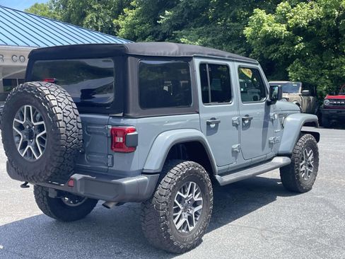 Used 2024 Jeep Wrangler Unlimited Sahara w/ Technology Group AWD/4WD image 3