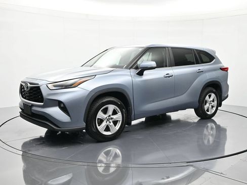 Used 2023 Toyota Highlander LE AWD/4WD image 1