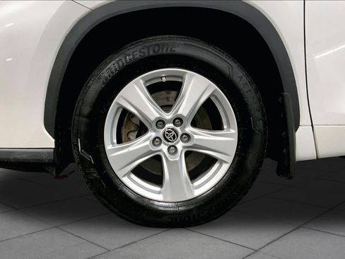 Used 2023 Toyota Highlander LE FWD image 11