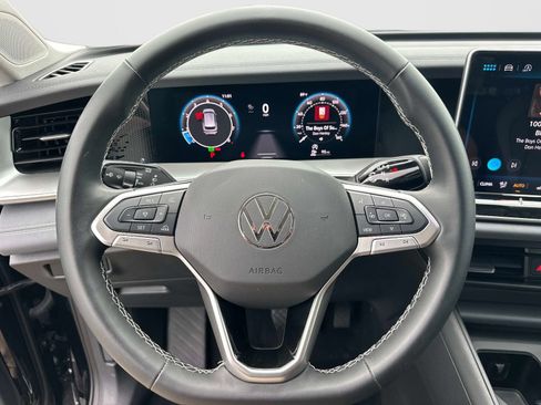 Used 2025 Volkswagen Tiguan SE FWD image 21