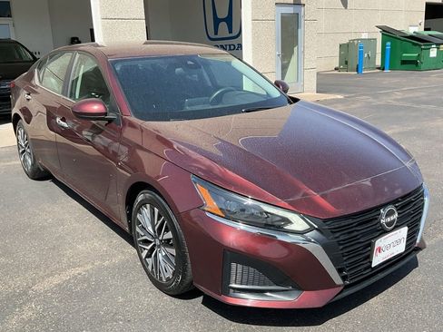 Used 2023 Nissan Altima 2.5 SV FWD image 3