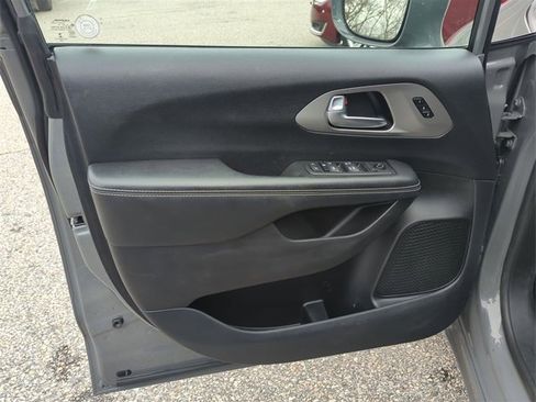 Used 2020 Chrysler Pacifica Touring-L w/ Advanced Safetytec Group image 22