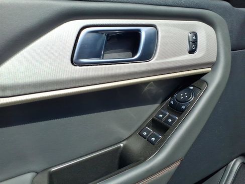 Used 2025 Ford Explorer Active w/ Active Comfort Package RWD image 7