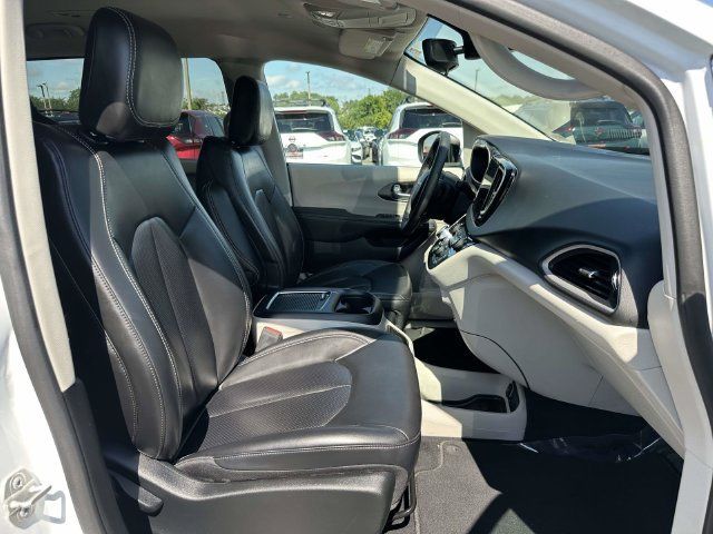 Used 2023 Chrysler Pacifica Touring-L FWD image 11