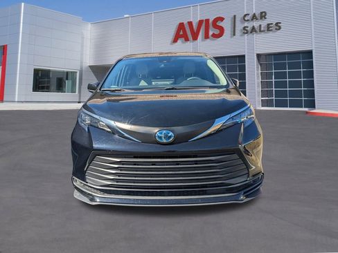 Used 2025 Toyota Sienna LE image 2