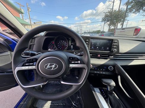 Used 2021 Hyundai Elantra SEL image 18