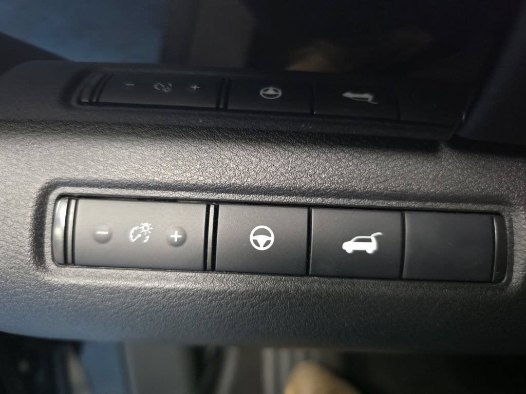 Used 2025 Nissan Pathfinder SV FWD image 24
