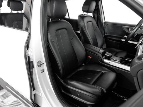 Used 2020 Mercedes-Benz GLB 250 w/ Premium Package image 35