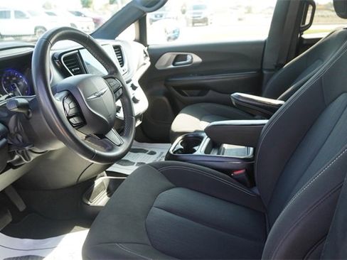Used 2022 Chrysler Pacifica Touring image 22