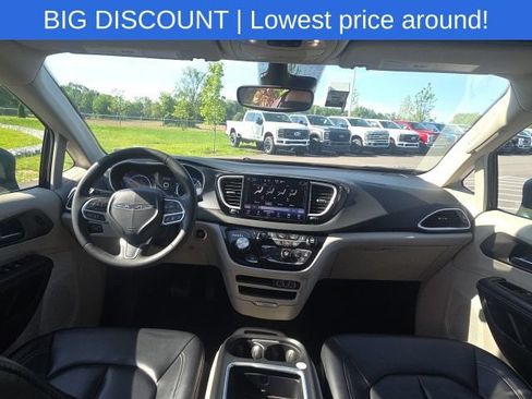 Used 2023 Chrysler Pacifica Touring-L FWD image 23