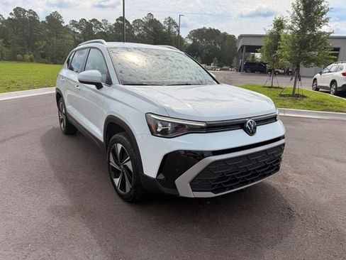 Used 2025 Volkswagen Taos SE AWD/4WD image 13
