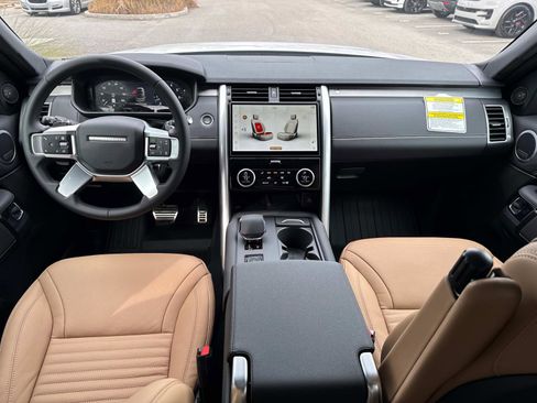 New 2025 Land Rover Discovery Dynamic SE image 16