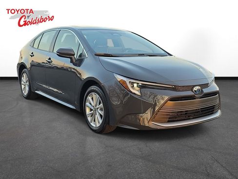 Used 2025 Toyota Corolla XLE image 3