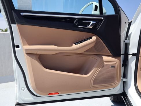 Certified 2022 Porsche Macan AWD/4WD image 13
