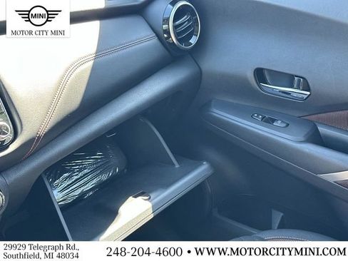Used 2021 Nissan Kicks SR w/ Interior Electronics Package FWD image 34