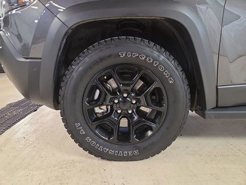 Used 2019 Jeep Cherokee Trailhawk image 25