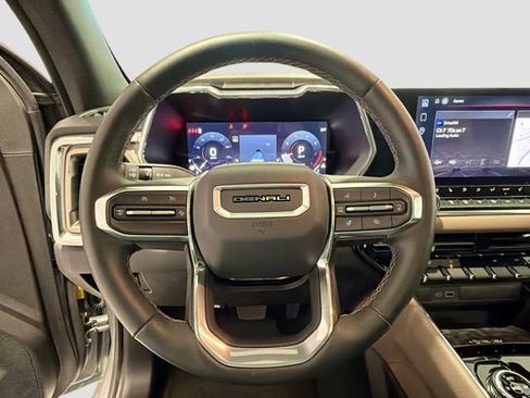 Used 2024 GMC Canyon Denali image 10
