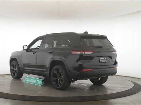 Used 2023 Jeep Grand Cherokee Limited w/ Black Appearance Package image 8