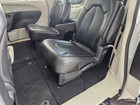 Used 2024 Chrysler Pacifica Touring-L image 17