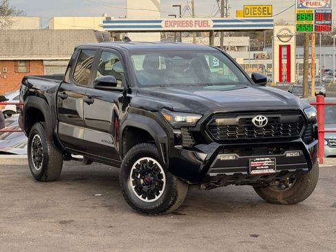 Used 2024 Toyota Tacoma TRD Off-Road image 11
