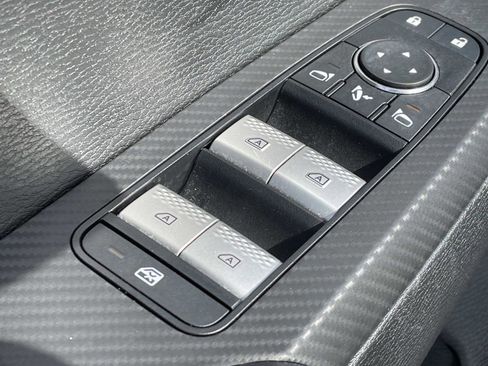 Used 2025 Mitsubishi Outlander SE image 17