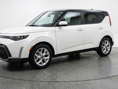 Used 2025 Kia Soul LX w/ LX Technology Package image 3