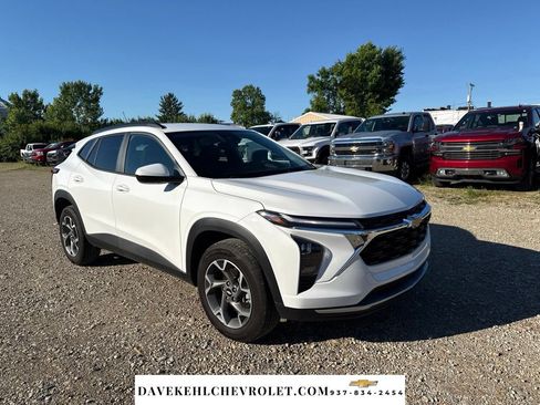 Used 2025 Chevrolet Trax LT FWD image 1