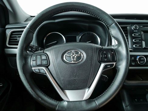 Used 2015 Toyota Highlander Plus FWD image 9