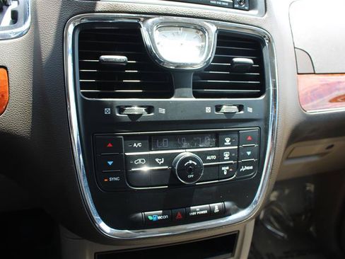 Used 2013 Chrysler Town & Country Touring FWD image 19