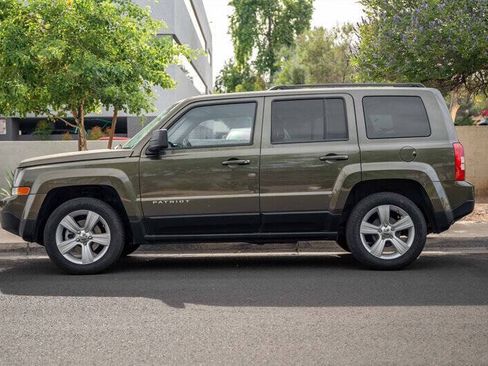 Used 2015 Jeep Patriot Latitude FWD image 2