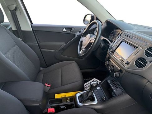 Used 2017 Volkswagen Tiguan S image 15