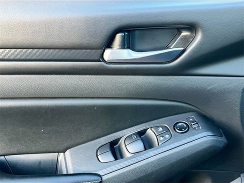 Used 2024 Nissan Altima 2.5 SV image 17