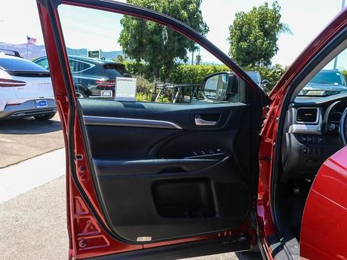 Used 2018 Toyota Highlander SE FWD image 28