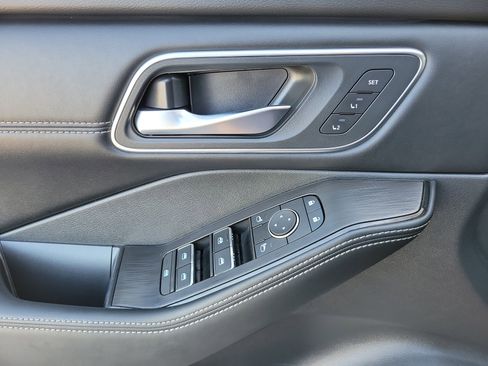 Used 2025 Nissan Rogue Platinum w/ Platinum Premium Package FWD image 24