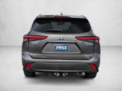 Used 2021 Toyota Highlander XLE image 7