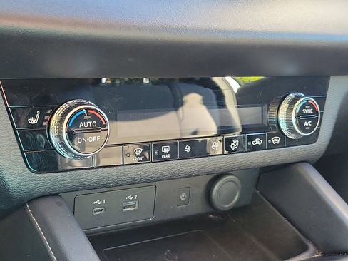 Used 2024 Mitsubishi Outlander SE image 35