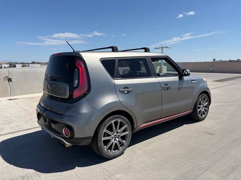 Used 2019 Kia Soul ! FWD image 2